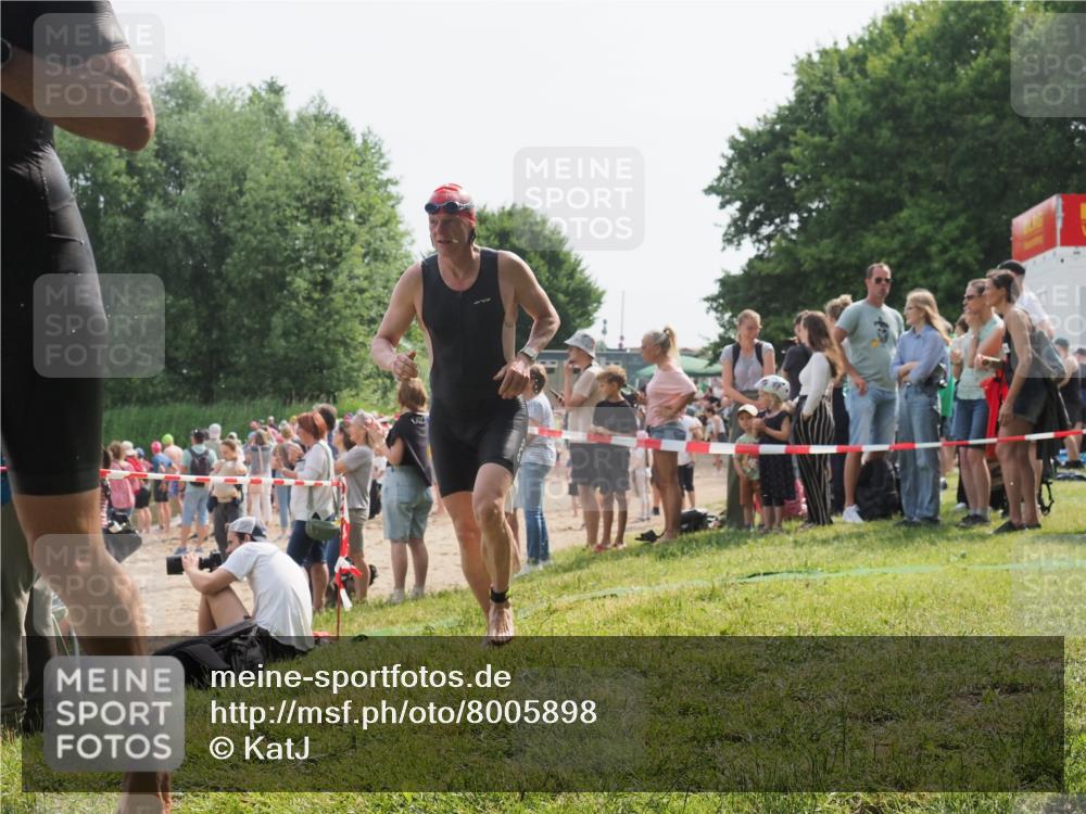 15.06.2025 - 27. Vierlanden-Triathlon KatJ http://msf.ph/oto/8005898 15.06.2025 10:04:57 Schwimmen 389, 400 meine-sportfotos.de
