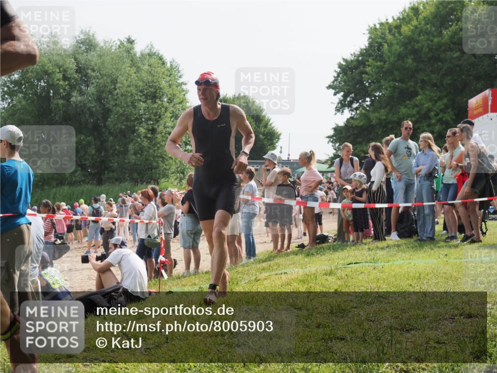15.06.2025 - 27. Vierlanden-Triathlon KatJ http://msf.ph/oto/8005903 15.06.2025 10:04:58 Schwimmen 389, 400 meine-sportfotos.de