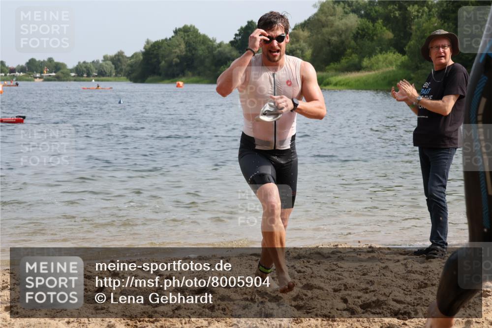 15.06.2025 - 27. Vierlanden-Triathlon Lena Gebhardt http://msf.ph/oto/8005904 15.06.2025 10:03:51 Schwimmen 377, 415, 427, 436, 439, 1398 meine-sportfotos.de