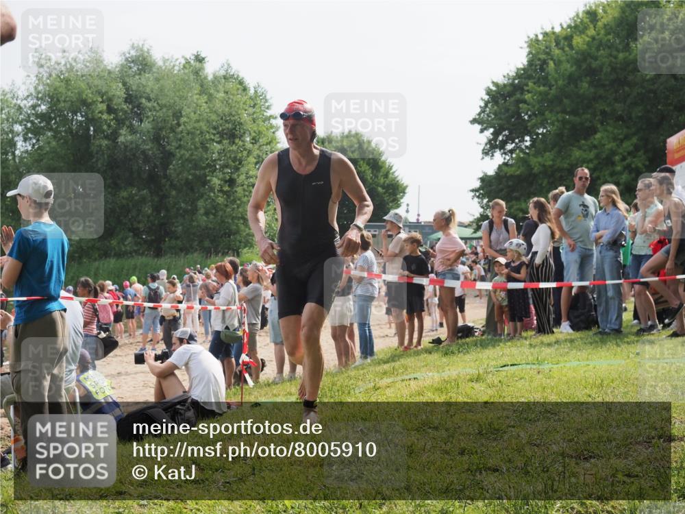 15.06.2025 - 27. Vierlanden-Triathlon KatJ http://msf.ph/oto/8005910 15.06.2025 10:04:58 Schwimmen 389, 400 meine-sportfotos.de