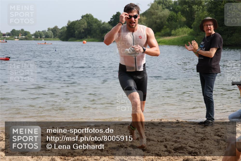 15.06.2025 - 27. Vierlanden-Triathlon Lena Gebhardt http://msf.ph/oto/8005915 15.06.2025 10:03:51 Schwimmen 377, 415, 427, 436, 439, 1398 meine-sportfotos.de