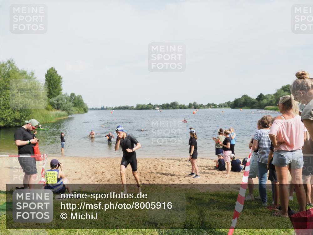21.06.2025 - 27. Vierlanden-Triathlon MichiJ http://msf.ph/oto/8005916 15.06.2026 10:07:08 Schwimmen 131, 376, 459, 462 meine-sportfotos.de