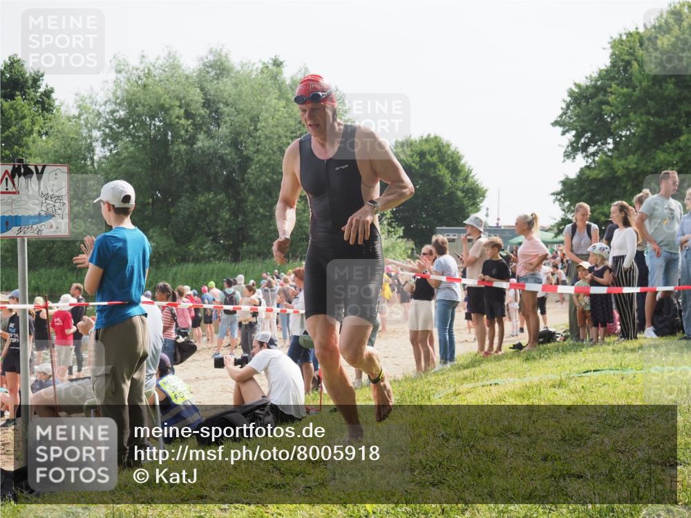 15.06.2025 - 27. Vierlanden-Triathlon KatJ http://msf.ph/oto/8005918 15.06.2025 10:04:58 Schwimmen 389, 400 meine-sportfotos.de