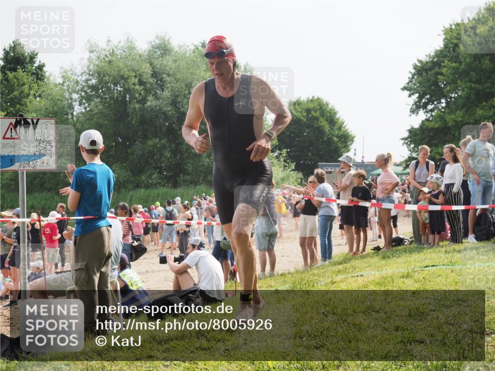 15.06.2025 - 27. Vierlanden-Triathlon KatJ http://msf.ph/oto/8005926 15.06.2025 10:04:58 Schwimmen 389, 400 meine-sportfotos.de