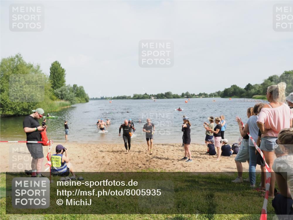 21.06.2025 - 27. Vierlanden-Triathlon MichiJ http://msf.ph/oto/8005935 15.06.2026 10:07:15 Schwimmen 383, 431, 459, 462 meine-sportfotos.de