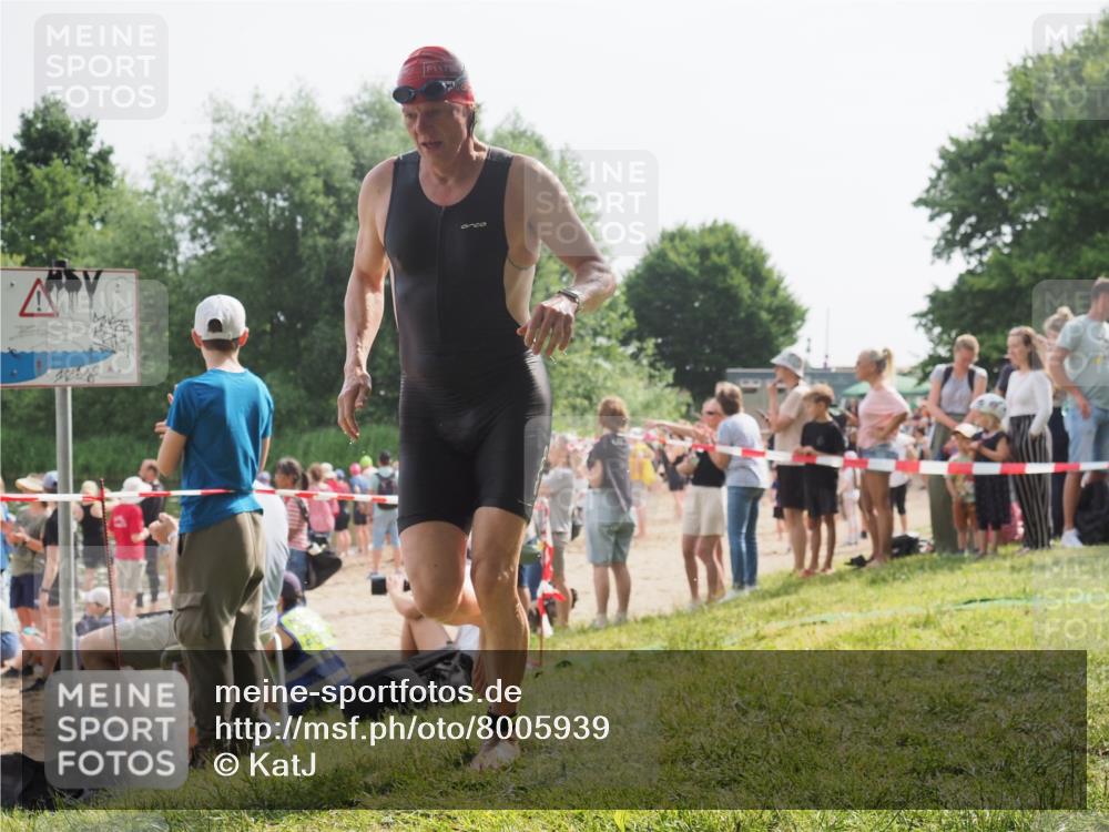15.06.2025 - 27. Vierlanden-Triathlon KatJ http://msf.ph/oto/8005939 15.06.2025 10:04:58 Schwimmen 389, 400 meine-sportfotos.de