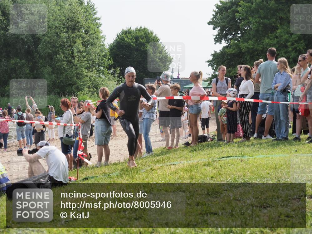 15.06.2025 - 27. Vierlanden-Triathlon KatJ http://msf.ph/oto/8005946 15.06.2025 10:05:07 Schwimmen 412 meine-sportfotos.de