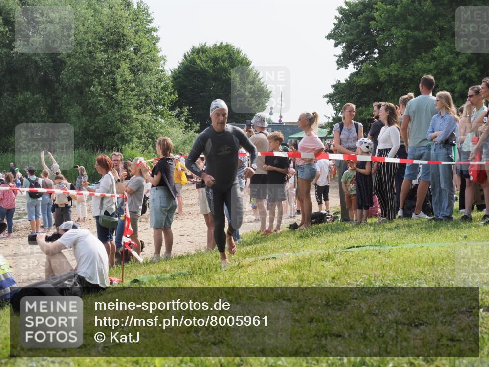 15.06.2025 - 27. Vierlanden-Triathlon KatJ http://msf.ph/oto/8005961 15.06.2025 10:05:07 Schwimmen 412 meine-sportfotos.de