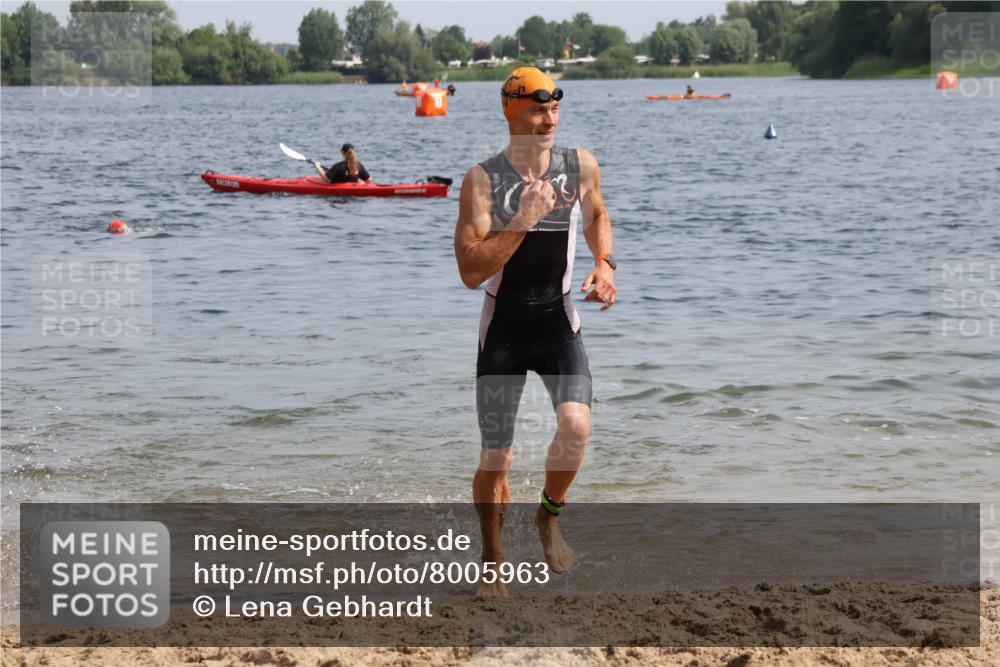 15.06.2025 - 27. Vierlanden-Triathlon Lena Gebhardt http://msf.ph/oto/8005963 15.06.2025 10:03:54 Schwimmen 415, 427, 436, 1398 meine-sportfotos.de