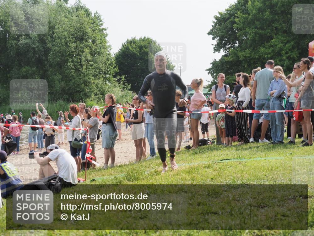 15.06.2025 - 27. Vierlanden-Triathlon KatJ http://msf.ph/oto/8005974 15.06.2025 10:05:08 Schwimmen 412, 422 meine-sportfotos.de