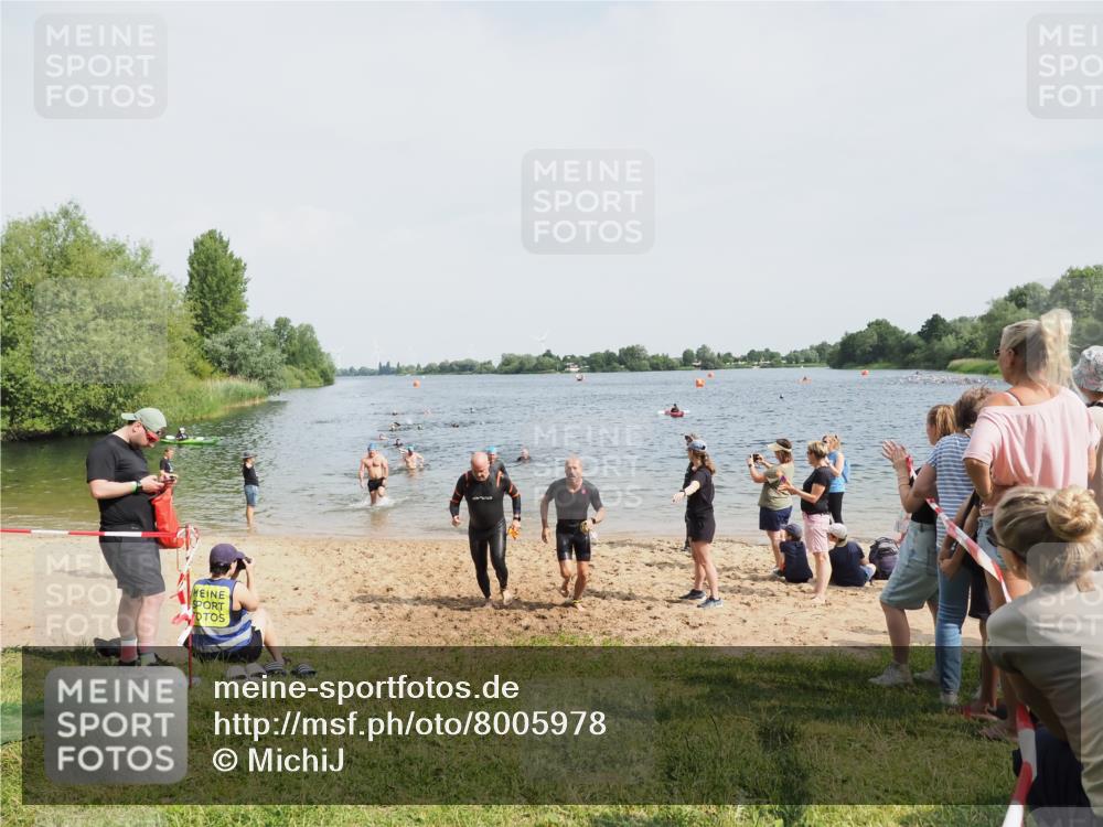 21.06.2025 - 27. Vierlanden-Triathlon MichiJ http://msf.ph/oto/8005978 15.06.2026 10:07:16 Schwimmen 374, 383, 431, 459, 462 meine-sportfotos.de