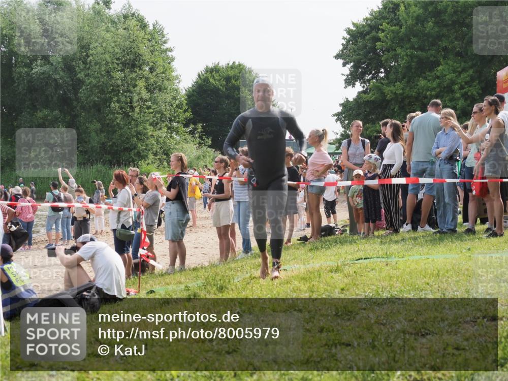 15.06.2025 - 27. Vierlanden-Triathlon KatJ http://msf.ph/oto/8005979 15.06.2025 10:05:08 Schwimmen 412, 422 meine-sportfotos.de