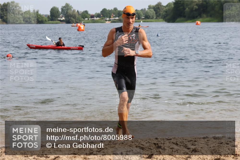15.06.2025 - 27. Vierlanden-Triathlon Lena Gebhardt http://msf.ph/oto/8005988 15.06.2025 10:03:54 Schwimmen 415, 427, 436, 1398 meine-sportfotos.de