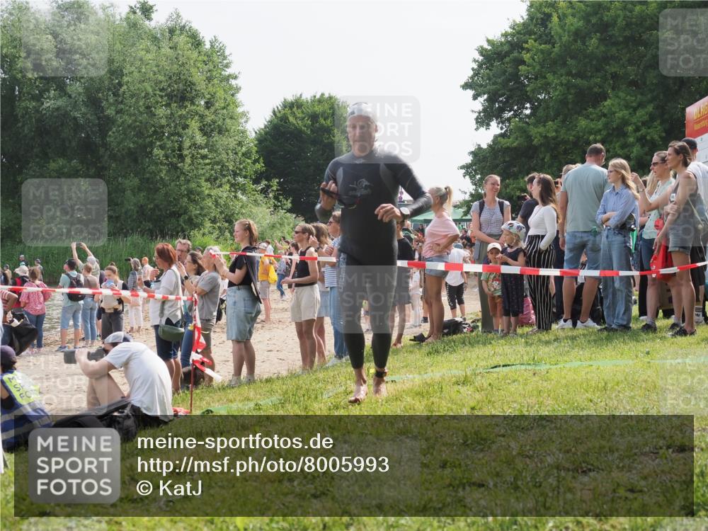 15.06.2025 - 27. Vierlanden-Triathlon KatJ http://msf.ph/oto/8005993 15.06.2025 10:05:09 Schwimmen 412, 422 meine-sportfotos.de