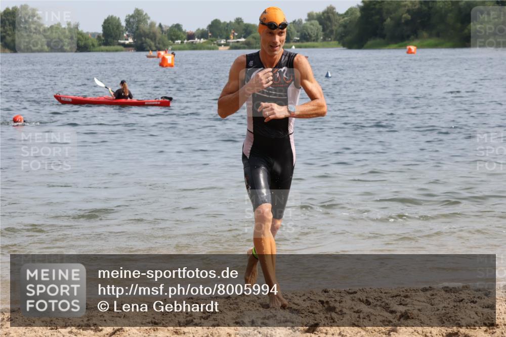 15.06.2025 - 27. Vierlanden-Triathlon Lena Gebhardt http://msf.ph/oto/8005994 15.06.2025 10:03:54 Schwimmen 415, 427, 436, 1398 meine-sportfotos.de