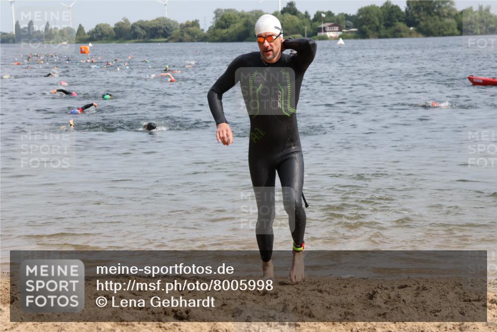 15.06.2025 - 27. Vierlanden-Triathlon Lena Gebhardt http://msf.ph/oto/8005998 15.06.2025 10:03:55 Schwimmen 415, 427, 436, 1398 meine-sportfotos.de