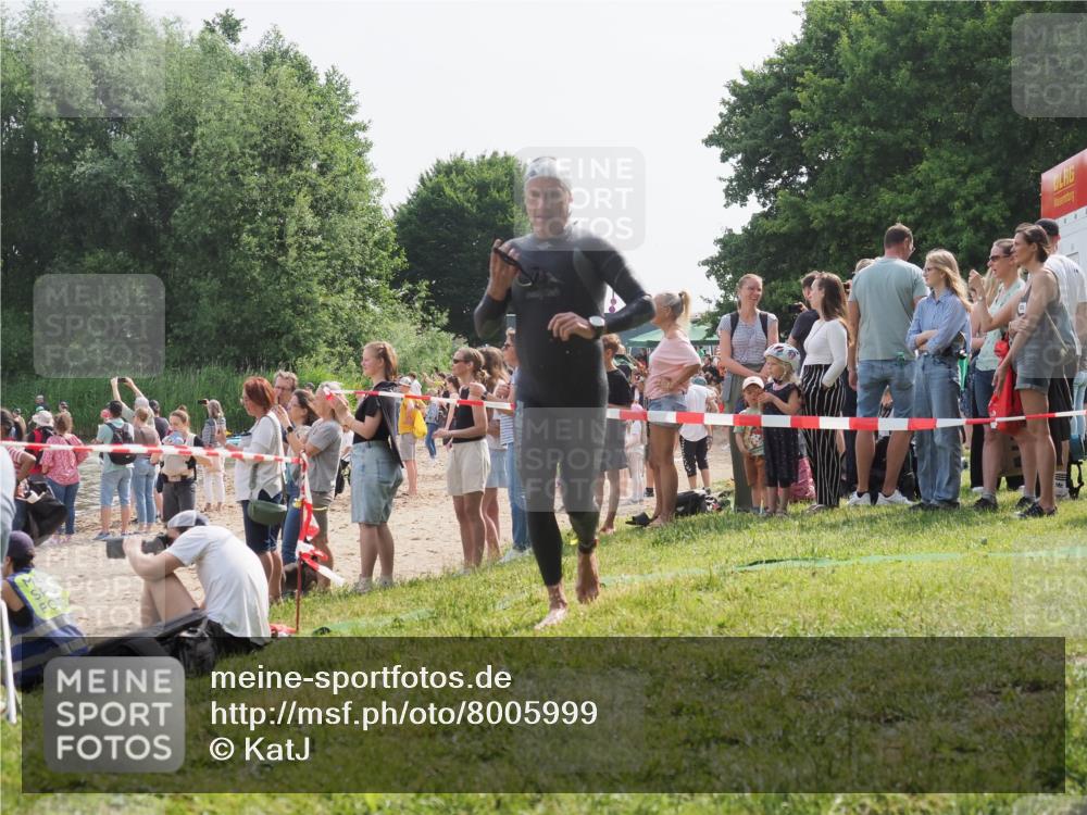 15.06.2025 - 27. Vierlanden-Triathlon KatJ http://msf.ph/oto/8005999 15.06.2025 10:05:09 Schwimmen 412, 422 meine-sportfotos.de