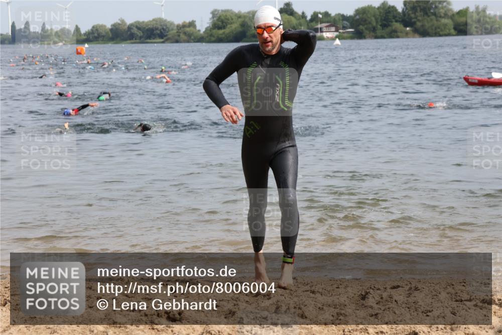 15.06.2025 - 27. Vierlanden-Triathlon Lena Gebhardt http://msf.ph/oto/8006004 15.06.2025 10:03:55 Schwimmen 415, 427, 436, 1398 meine-sportfotos.de