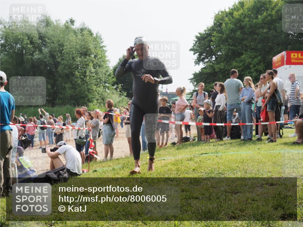 15.06.2025 - 27. Vierlanden-Triathlon KatJ http://msf.ph/oto/8006005 15.06.2025 10:05:09 Schwimmen 412, 422 meine-sportfotos.de