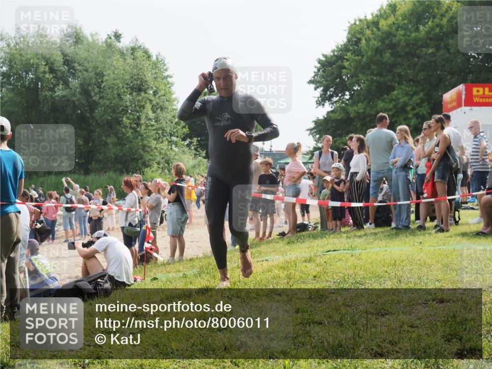 15.06.2025 - 27. Vierlanden-Triathlon KatJ http://msf.ph/oto/8006011 15.06.2025 10:05:09 Schwimmen 412, 422 meine-sportfotos.de