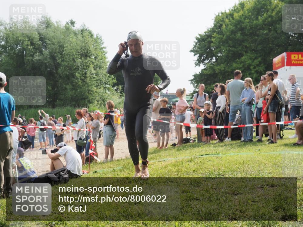 15.06.2025 - 27. Vierlanden-Triathlon KatJ http://msf.ph/oto/8006022 15.06.2025 10:05:09 Schwimmen 412, 422 meine-sportfotos.de