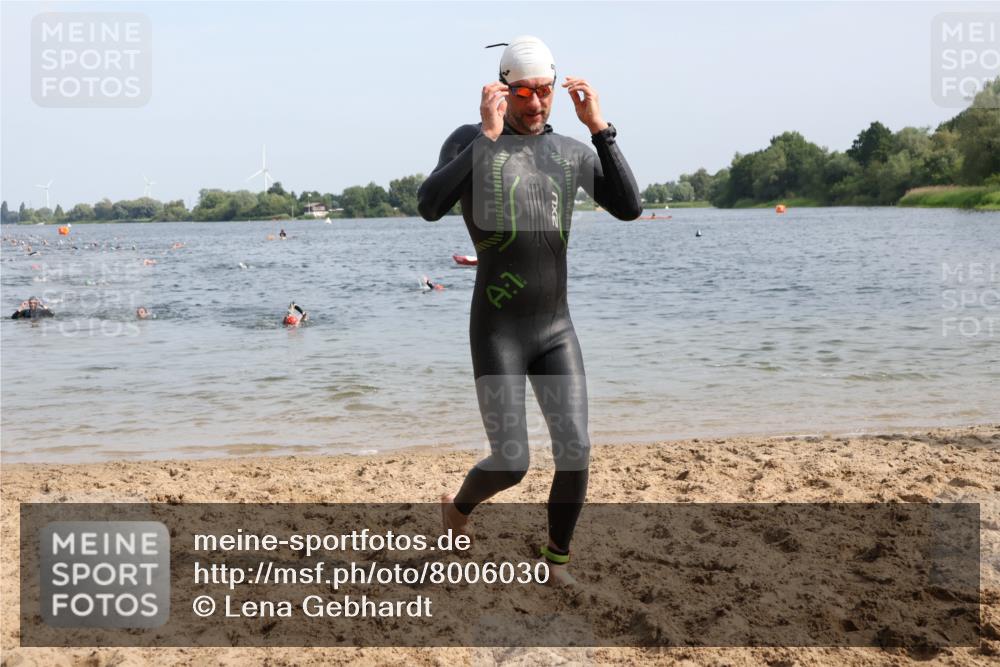 15.06.2025 - 27. Vierlanden-Triathlon Lena Gebhardt http://msf.ph/oto/8006030 15.06.2025 10:03:58 Schwimmen 415, 427, 436, 1398 meine-sportfotos.de