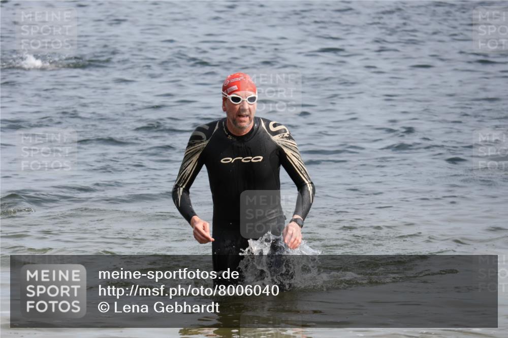 15.06.2025 - 27. Vierlanden-Triathlon Lena Gebhardt http://msf.ph/oto/8006040 15.06.2025 10:04:05 Schwimmen 411, 415, 427 meine-sportfotos.de