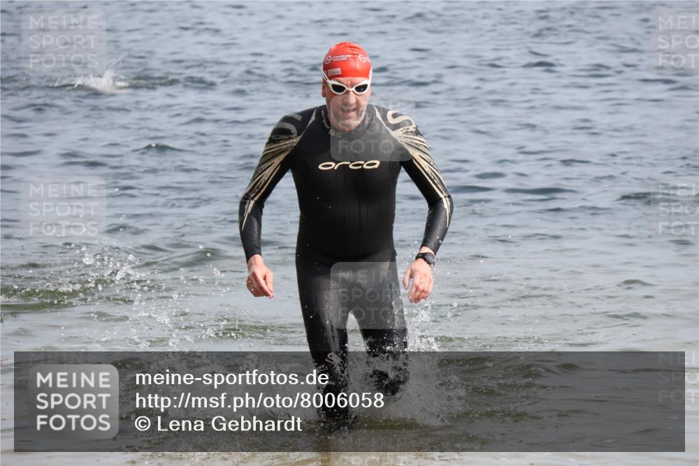 15.06.2025 - 27. Vierlanden-Triathlon Lena Gebhardt http://msf.ph/oto/8006058 15.06.2025 10:04:07 Schwimmen 411, 415, 453, 464 meine-sportfotos.de