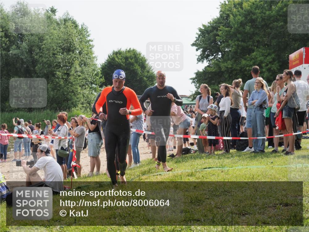 15.06.2025 - 27. Vierlanden-Triathlon KatJ http://msf.ph/oto/8006064 15.06.2025 10:05:16 Schwimmen 364, 382, 384, 412, 422 meine-sportfotos.de