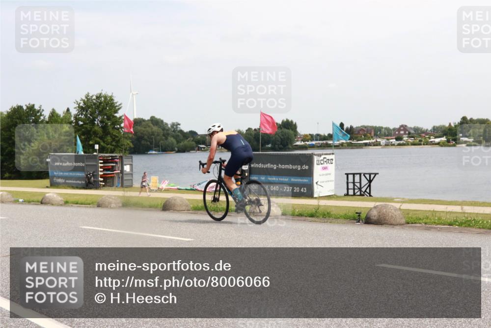 21.06.2025 - 27. Vierlanden-Triathlon H.Heesch http://msf.ph/oto/8006066 15.06.2025 11:55:38 Radfahren 739 meine-sportfotos.de