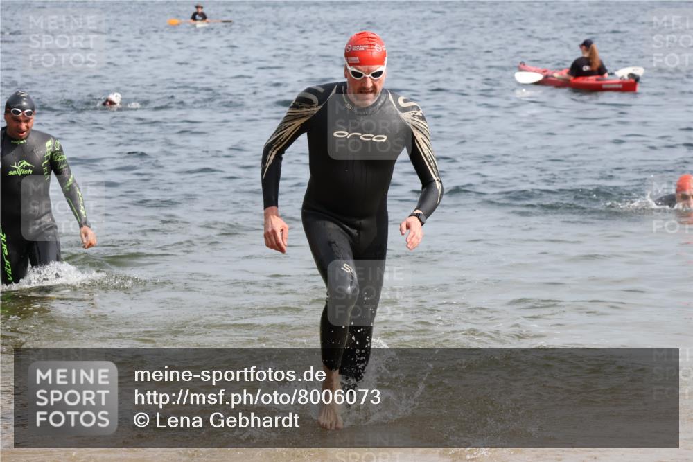 15.06.2025 - 27. Vierlanden-Triathlon Lena Gebhardt http://msf.ph/oto/8006073 15.06.2025 10:04:08 Schwimmen 411, 416, 453, 464 meine-sportfotos.de