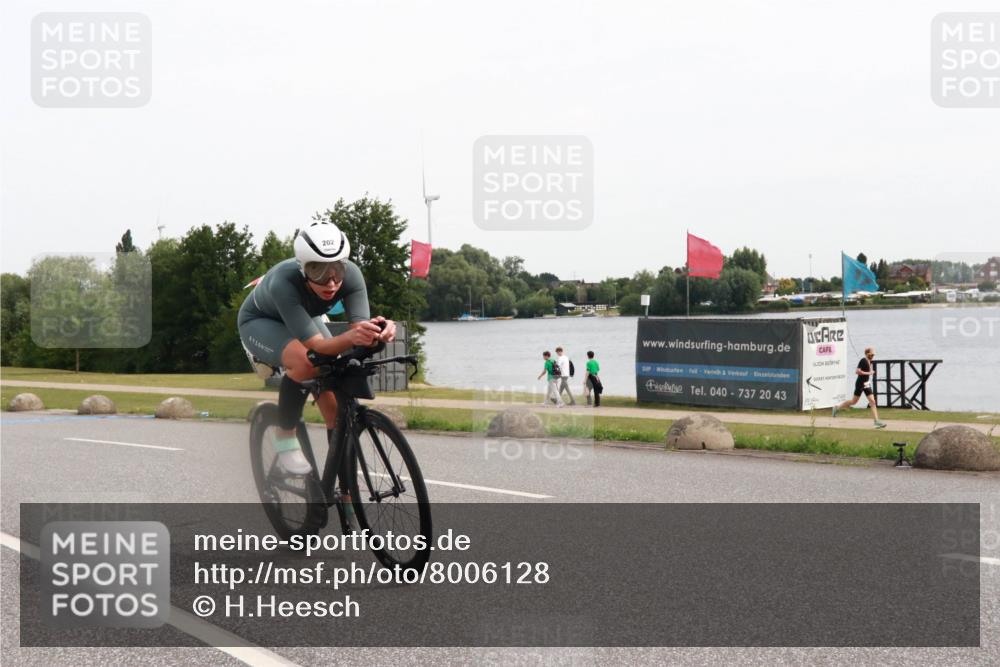 15.06.2025 - 27. Vierlanden-Triathlon H.Heesch http://msf.ph/oto/8006128 15.06.2025 10:37:19 Radfahren 135, 202, 337 meine-sportfotos.de