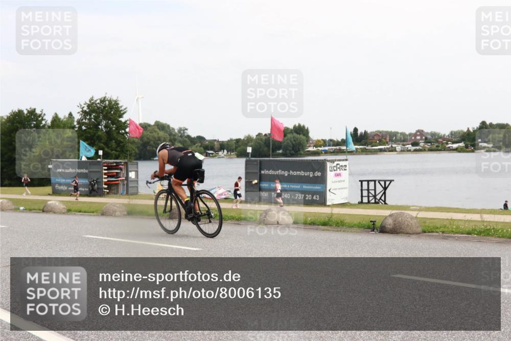 21.06.2025 - 27. Vierlanden-Triathlon H.Heesch http://msf.ph/oto/8006135 15.06.2025 11:56:24 Radfahren 830, 944 meine-sportfotos.de