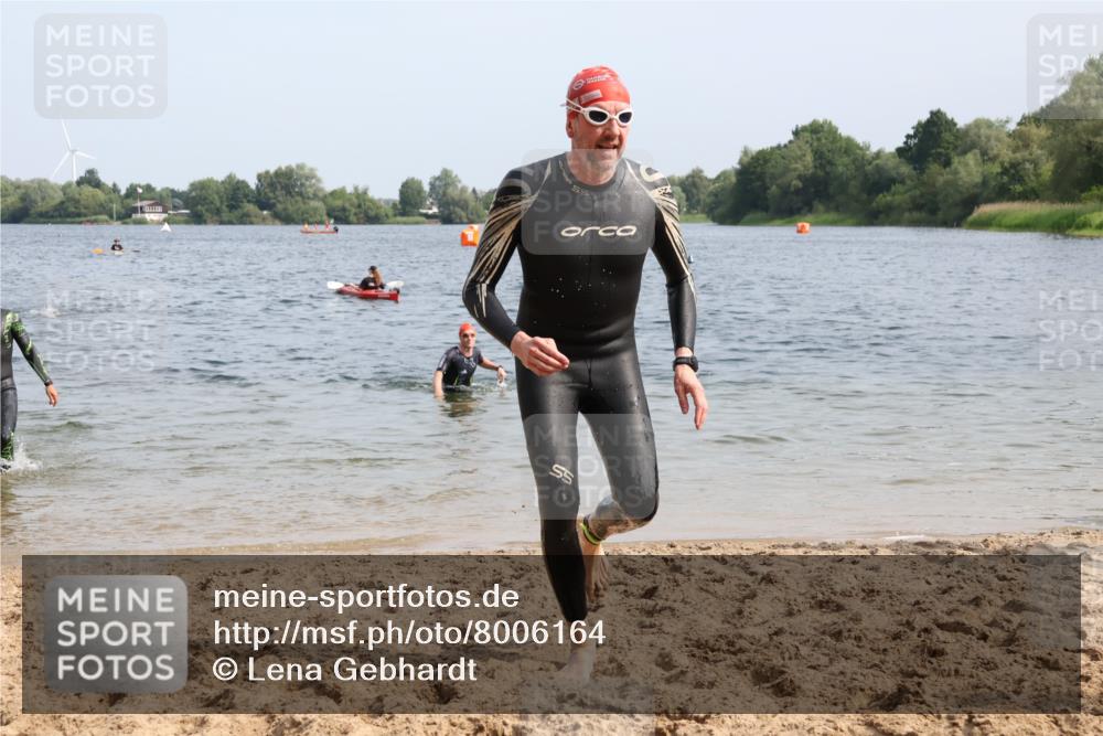 15.06.2025 - 27. Vierlanden-Triathlon Lena Gebhardt http://msf.ph/oto/8006164 15.06.2025 10:04:11 Schwimmen 411, 416, 453, 464 meine-sportfotos.de