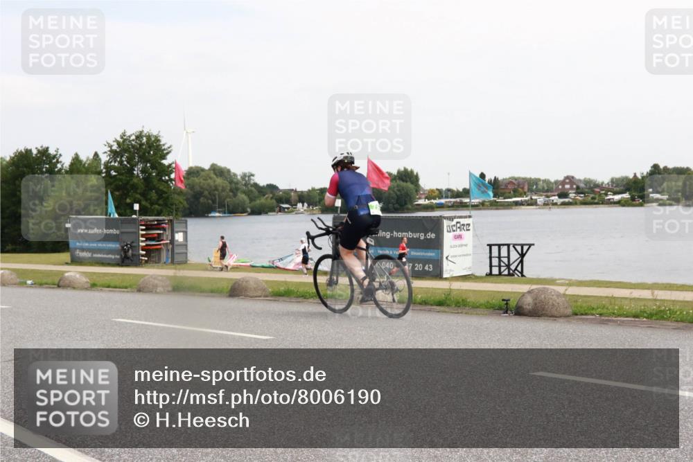21.06.2025 - 27. Vierlanden-Triathlon H.Heesch http://msf.ph/oto/8006190 15.06.2025 11:57:10 Radfahren 670, 912 meine-sportfotos.de
