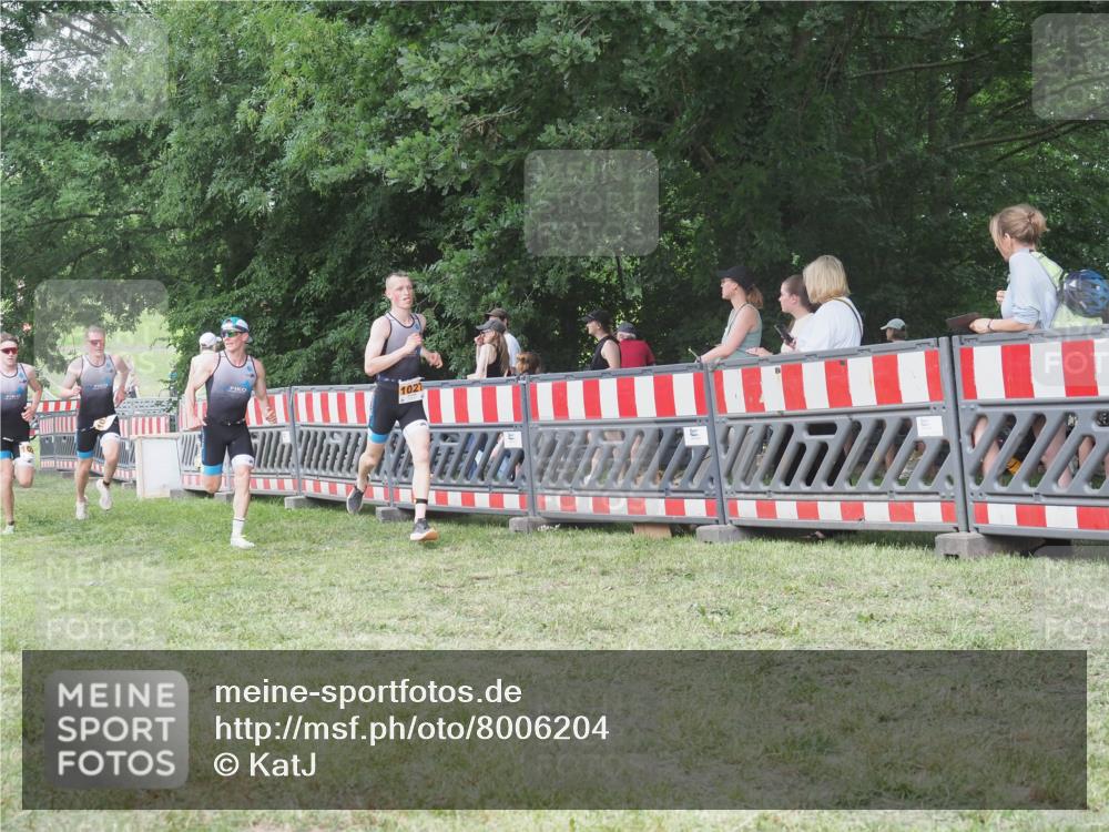 21.06.2025 - 27. Vierlanden-Triathlon KatJ http://msf.ph/oto/8006204 15.06.2025 12:59:25 Ziel 851, 1024, 1025, 1026, 1027 meine-sportfotos.de