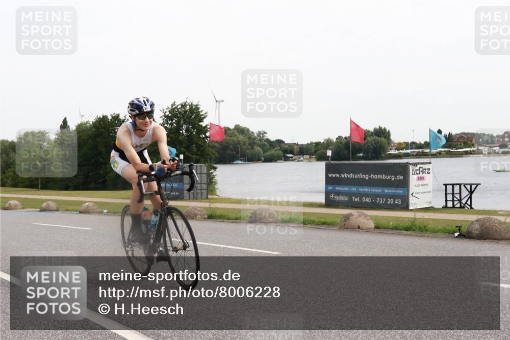 15.06.2025 - 27. Vierlanden-Triathlon H.Heesch http://msf.ph/oto/8006228 15.06.2025 10:37:54 Radfahren 353 meine-sportfotos.de