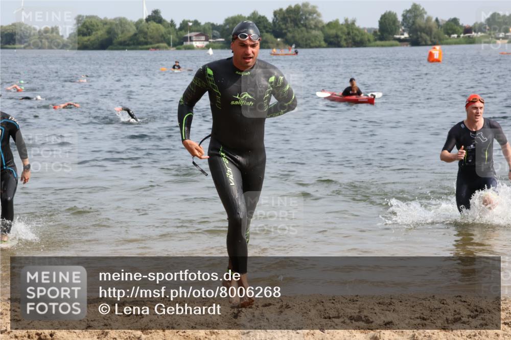 15.06.2025 - 27. Vierlanden-Triathlon Lena Gebhardt http://msf.ph/oto/8006268 15.06.2025 10:04:14 Schwimmen 411, 416, 426, 453, 464 meine-sportfotos.de