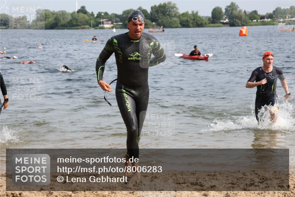 15.06.2025 - 27. Vierlanden-Triathlon Lena Gebhardt http://msf.ph/oto/8006283 15.06.2025 10:04:15 Schwimmen 411, 416, 426, 453, 464 meine-sportfotos.de