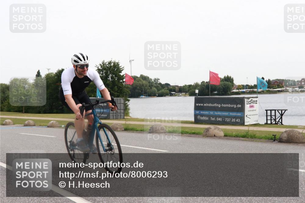15.06.2025 - 27. Vierlanden-Triathlon H.Heesch http://msf.ph/oto/8006293 15.06.2025 10:38:18 Radfahren 320 meine-sportfotos.de