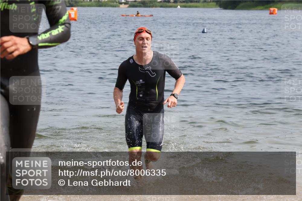 15.06.2025 - 27. Vierlanden-Triathlon Lena Gebhardt http://msf.ph/oto/8006335 15.06.2025 10:04:16 Schwimmen 411, 416, 426, 453, 464 meine-sportfotos.de