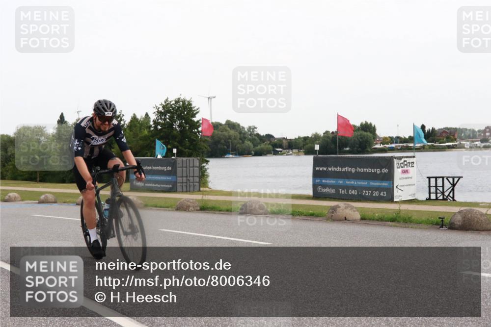 15.06.2025 - 27. Vierlanden-Triathlon H.Heesch http://msf.ph/oto/8006346 15.06.2025 10:38:28 Radfahren 7, 13, 88, 218, 258 meine-sportfotos.de