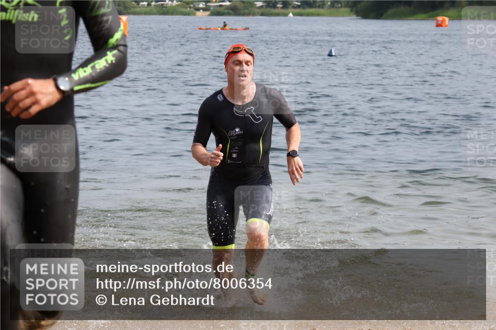 15.06.2025 - 27. Vierlanden-Triathlon Lena Gebhardt http://msf.ph/oto/8006354 15.06.2025 10:04:16 Schwimmen 411, 416, 426, 453, 464 meine-sportfotos.de
