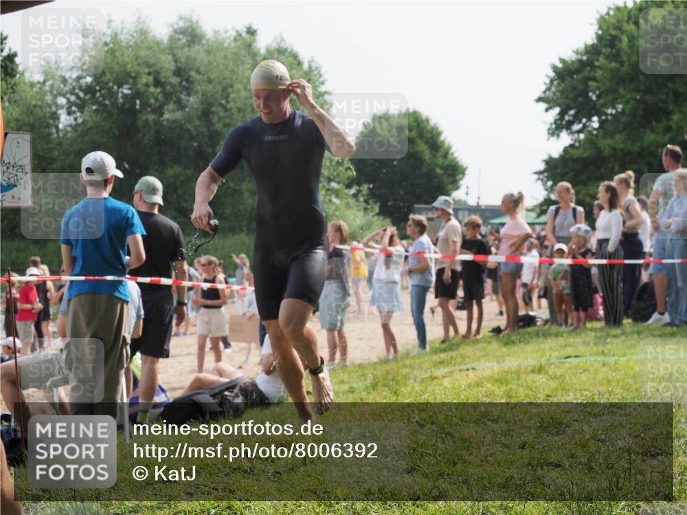 15.06.2025 - 27. Vierlanden-Triathlon KatJ http://msf.ph/oto/8006392 15.06.2025 10:05:30 Schwimmen 393, 402, 409, 456 meine-sportfotos.de