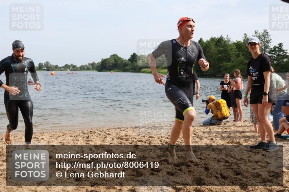 15.06.2025 - 27. Vierlanden-Triathlon Lena Gebhardt http://msf.ph/oto/8006419 15.06.2025 10:04:19 Schwimmen 411, 416, 426, 453, 464 meine-sportfotos.de