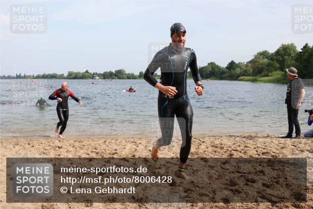 15.06.2025 - 27. Vierlanden-Triathlon Lena Gebhardt http://msf.ph/oto/8006428 15.06.2025 10:04:19 Schwimmen 411, 416, 426, 453, 464 meine-sportfotos.de