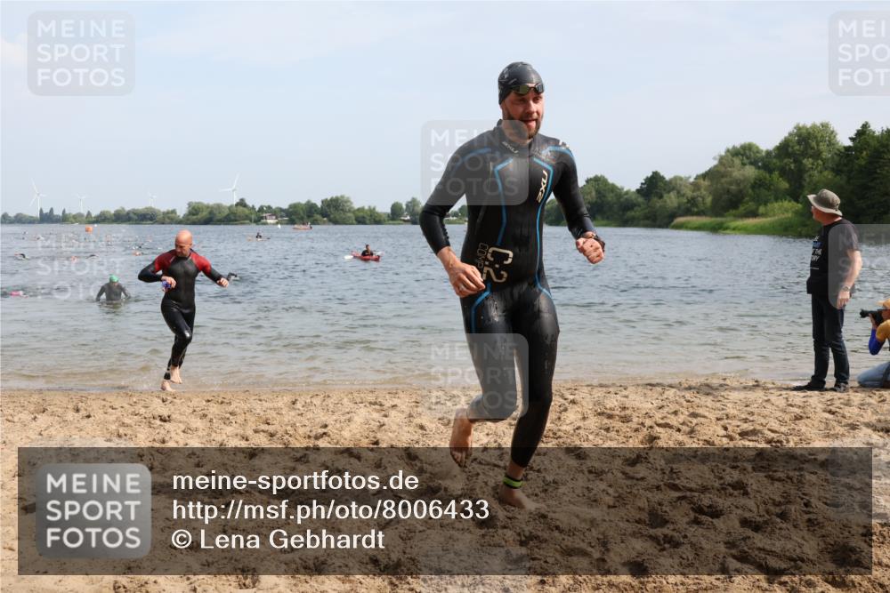 15.06.2025 - 27. Vierlanden-Triathlon Lena Gebhardt http://msf.ph/oto/8006433 15.06.2025 10:04:19 Schwimmen 411, 416, 426, 453, 464 meine-sportfotos.de