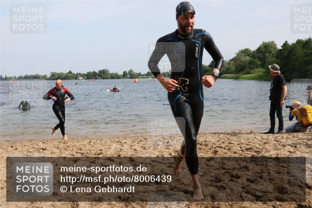 15.06.2025 - 27. Vierlanden-Triathlon Lena Gebhardt http://msf.ph/oto/8006439 15.06.2025 10:04:20 Schwimmen 411, 416, 426, 453, 464 meine-sportfotos.de