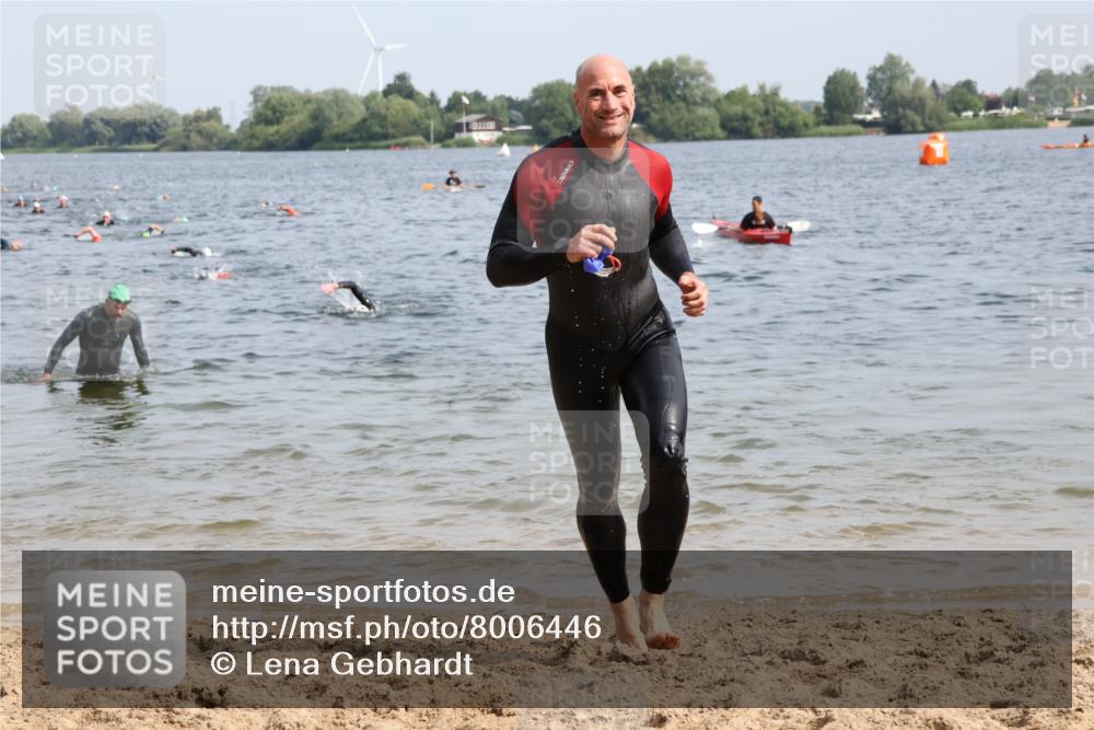 15.06.2025 - 27. Vierlanden-Triathlon Lena Gebhardt http://msf.ph/oto/8006446 15.06.2025 10:04:21 Schwimmen 411, 416, 426, 453, 464 meine-sportfotos.de