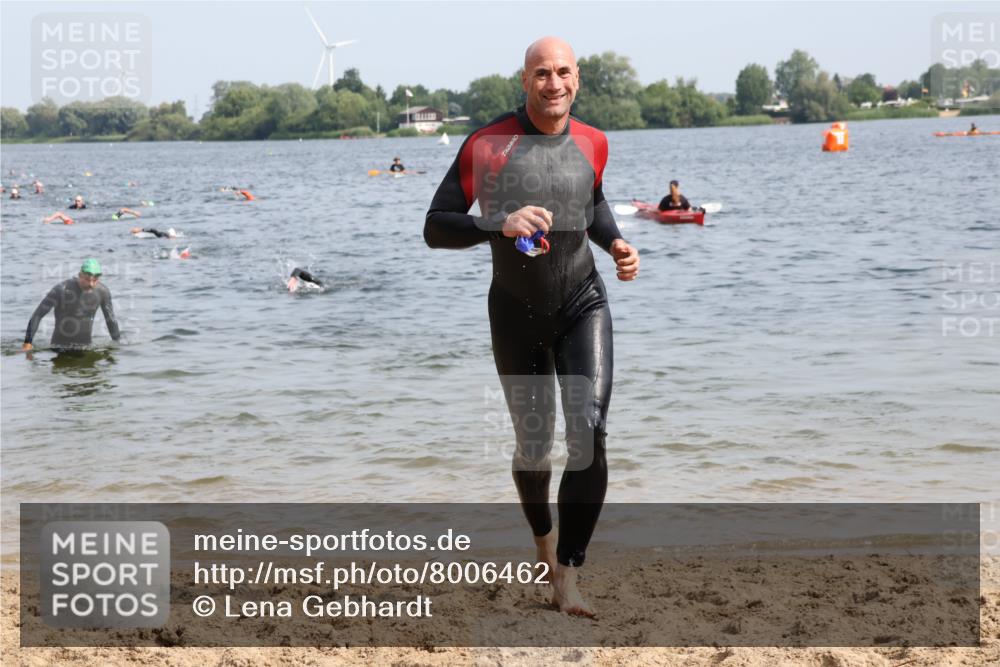 15.06.2025 - 27. Vierlanden-Triathlon Lena Gebhardt http://msf.ph/oto/8006462 15.06.2025 10:04:21 Schwimmen 411, 416, 426, 453, 464 meine-sportfotos.de
